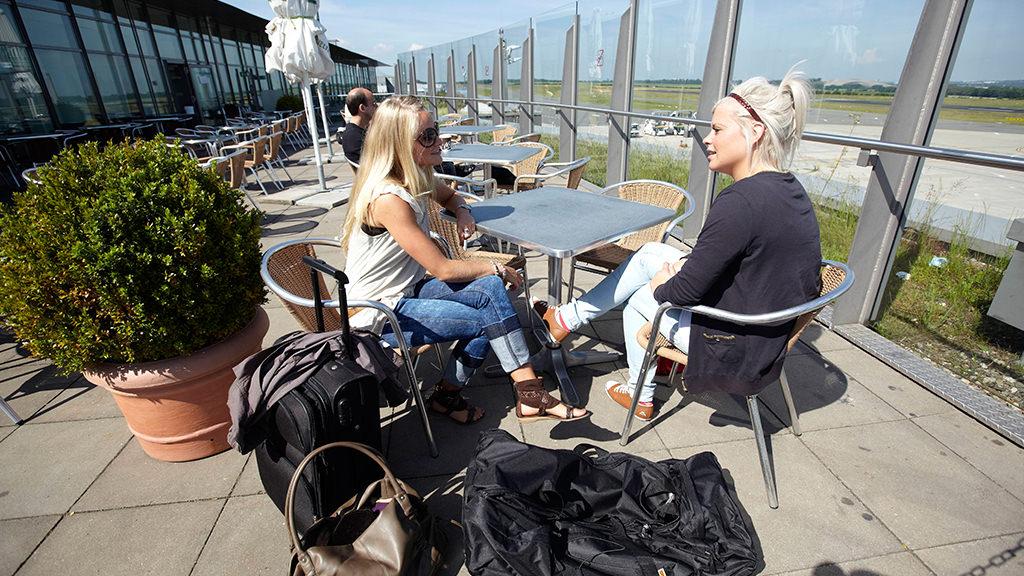 Besucherterasse bei
  Sonnenschein am Dortmund Airport

 





