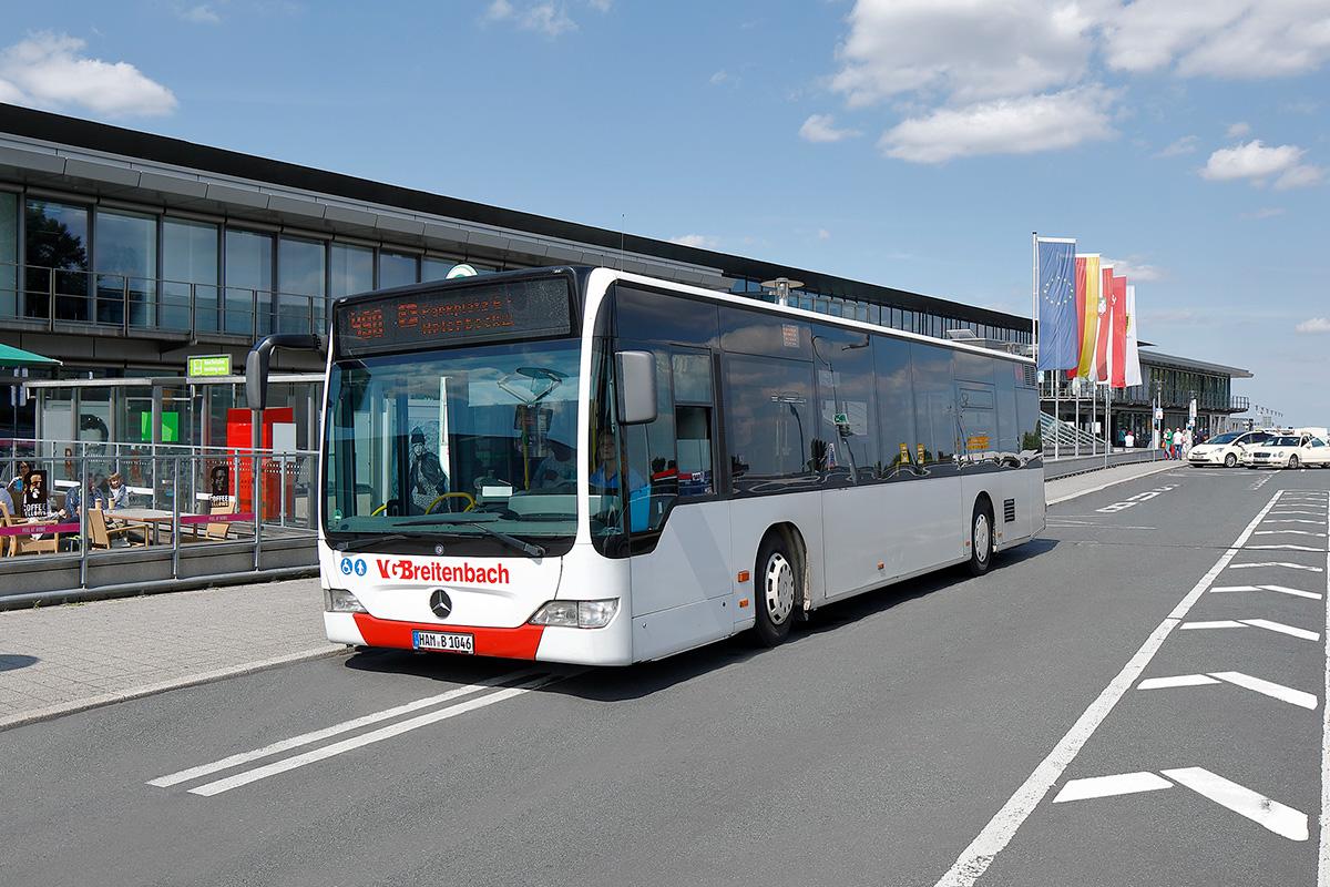 Bus vor dem Terminal-Gebäude