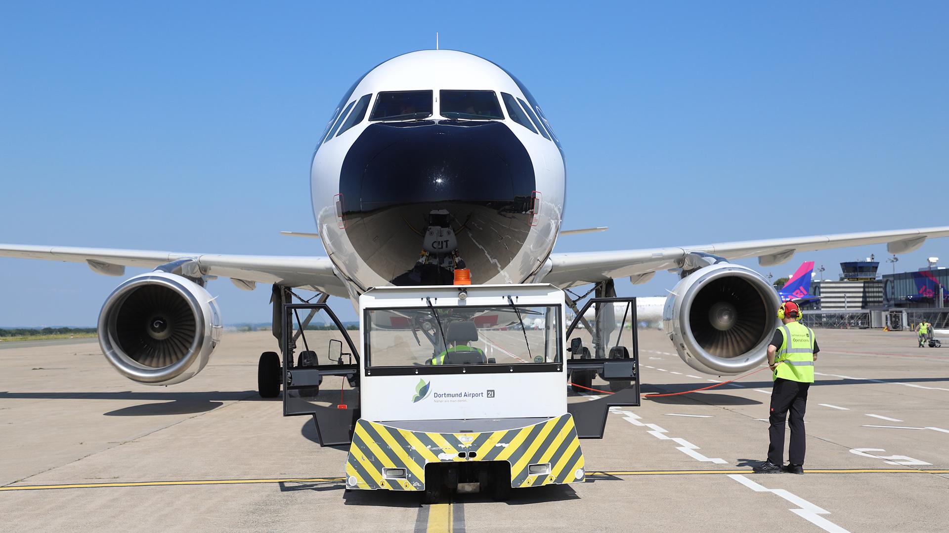 Pushback einer Condor-Maschine am Dortmund Airport