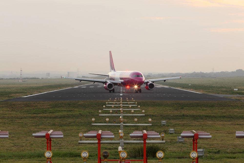Das Instrumentenlandesystem (ILS): Im Vordergrund ein Teil der Localizer-Gruppenantenne, links im Hintergrund der Gleitweg-Sendemast.