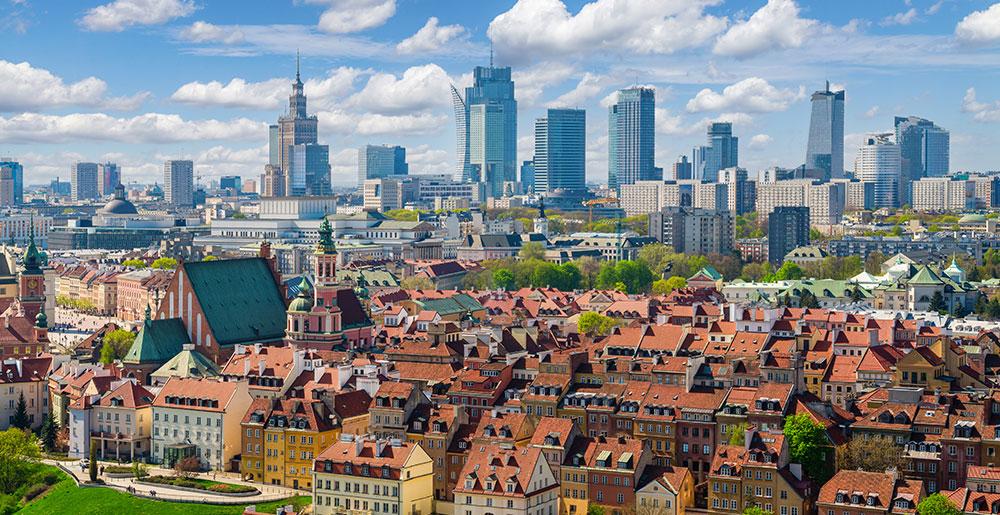 Moderne Wolkenkratzer überragen die Altstadt von Warschau in Polen