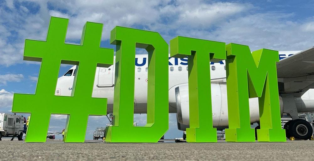 Leuchtbuchstaben #DTM auf dem Vorfeld des Dortmund Airport