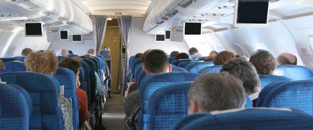 Passagiere an Bord eines Flugzeugs