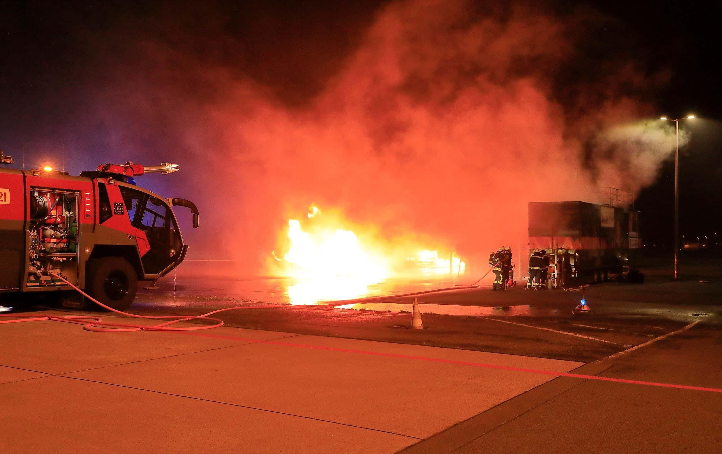 Die Flughafenfeuerwehr des Dortmund Airport löscht einen Brand während einer Flugunfallübung am 04.05.2019