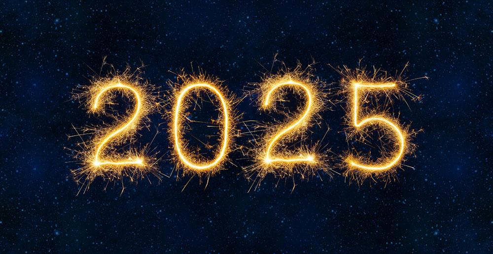 Schriftzug 2025 als Feuerwerk am Nachthimmel