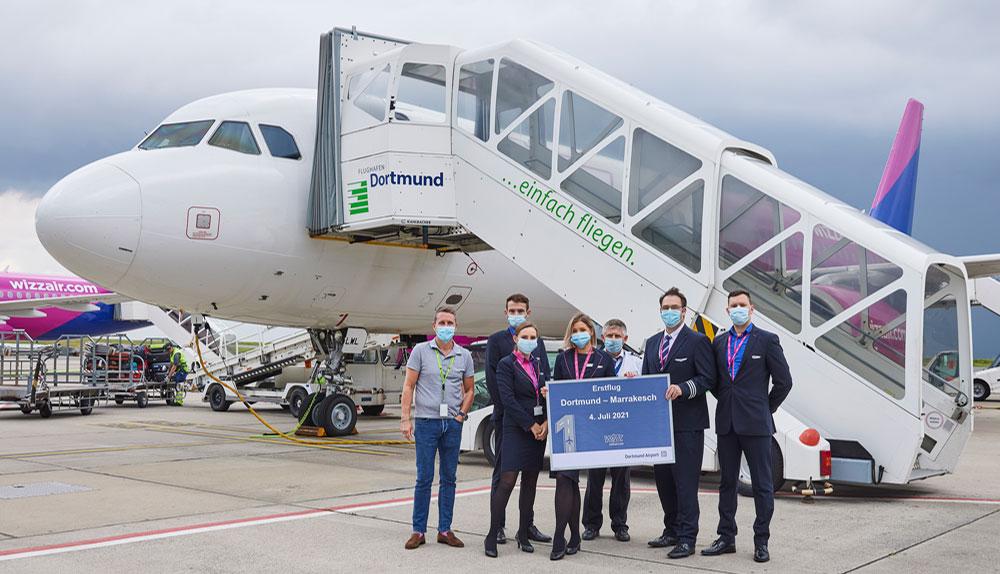 Pressebild: Begrüßung der Wizz Air-Crew vor dem Erstflug nach Marrakesch.