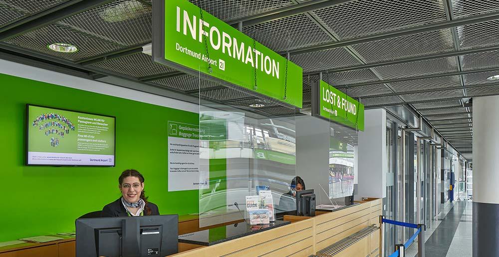 Plexiglasschutz am Info-Counter des Dortmund Airport zum Schutz gegen Corona.