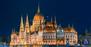 Beleuchtetes Parlamentsgebäude in Budapest zur Weihnachtszeit