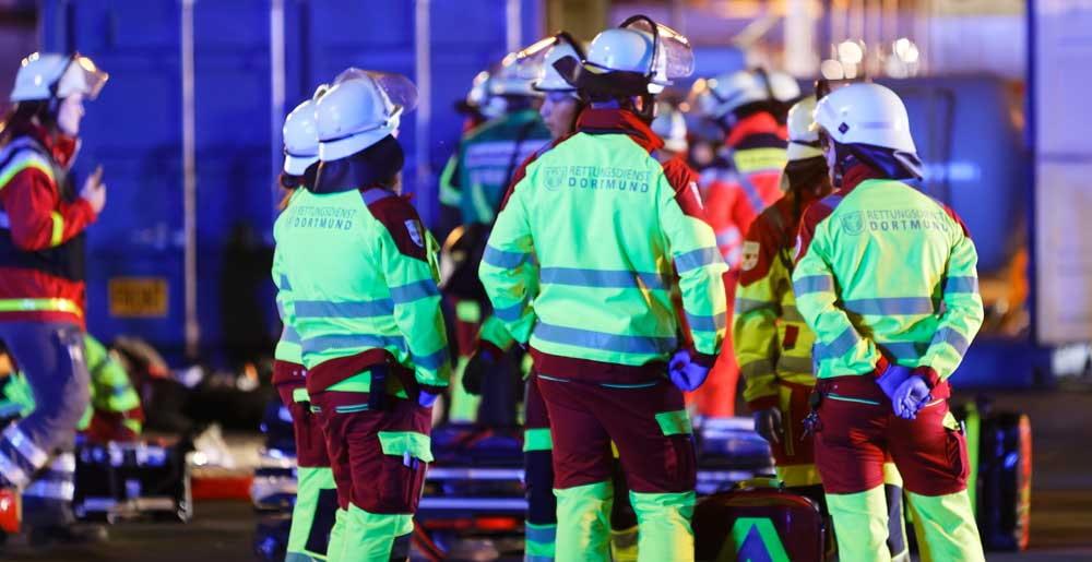 Feuerwehrleute bei einer Flugunfallübung am Dortmunder Flughafen