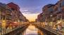 Stimmungsvoll beleuchtete Bars und Restaurants am Kanal Naviglio in Mailand
