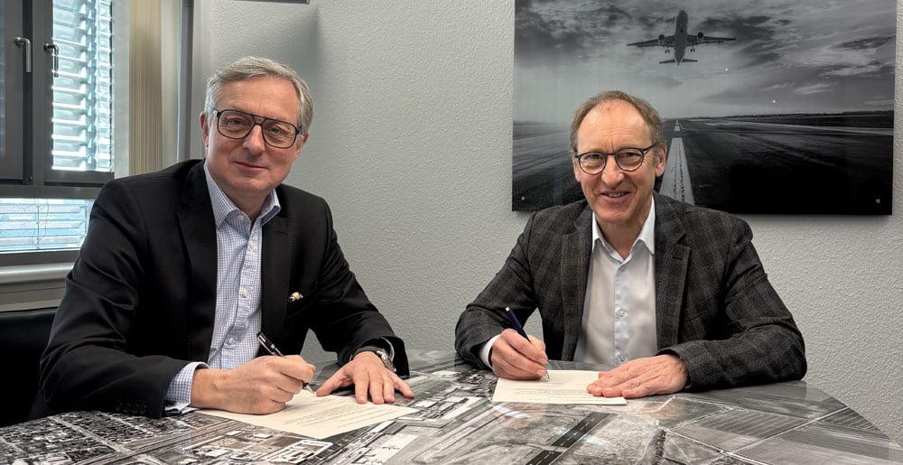 Geschäftsführer Ludger van Bebber unterschreibt die Verlängerung seines Vertrags am Flughafen Dortmund