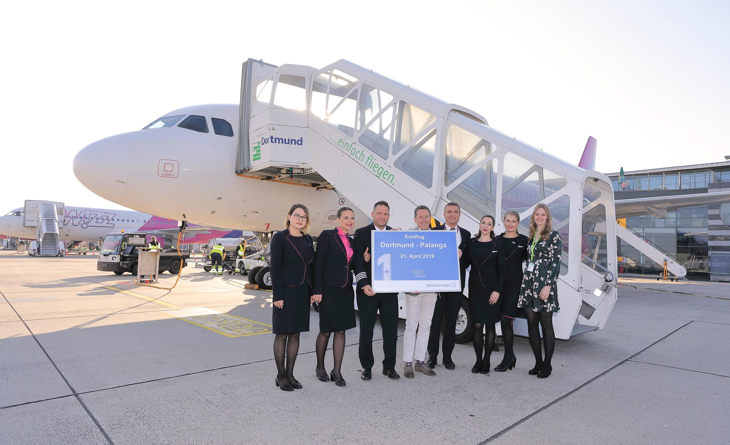 Zum Erstflug nach Palanga am 21.04.2019 begrüßen Guido Miletic, Abteilungsleiter Marketing & Sales am Dortmunder Flughafen, und Davina Ungruhe, Pressesprecherin, die Wizz Air-Crew auf dem Vorfeld des Dortmund Airport