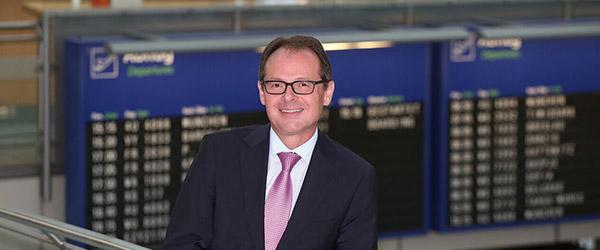 Geschäftsführer Udo
Mager vor Flugplantafel