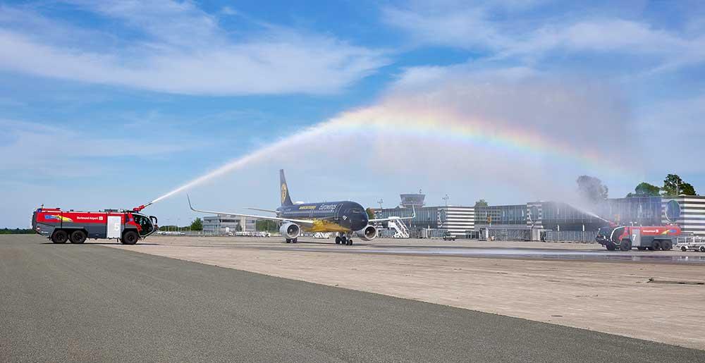 Empfang des Eurowings-Mannschaftsairbus mit einer Wasserfontäne der Flughafenfeuerwehr.
