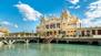 Der Strand Mondello mit historischem Badehaus im Liberty-Stil in Palermo, Sizilien