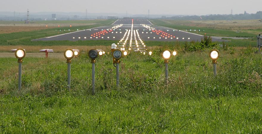 Rollbahnrandfeuer
  vor Landebahn am Dortmund Airport

 





