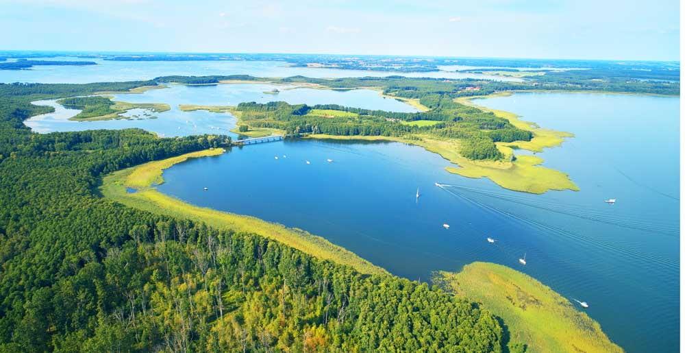 Luftaufnahme der Masurischen Seenplatte bei Olsztyn in Polen.