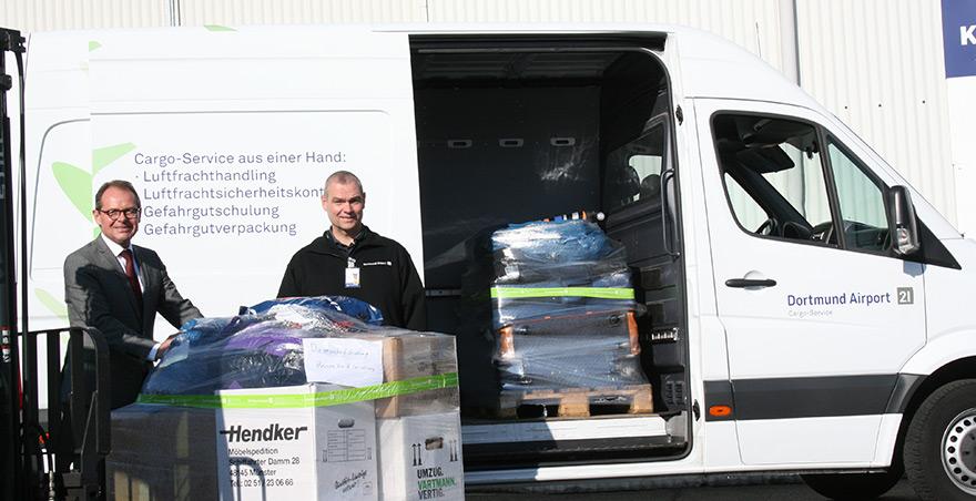 Sachspenden für
  Flüchtlinge werden verladen

 





