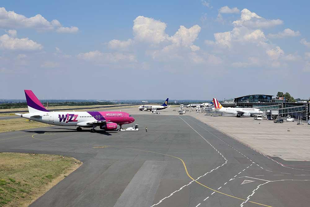 Flugzeuge der Fluggesellschaften Ryanair, Wizz Air und Germanwings auf dem Vorfeld des Dortmund Airport.