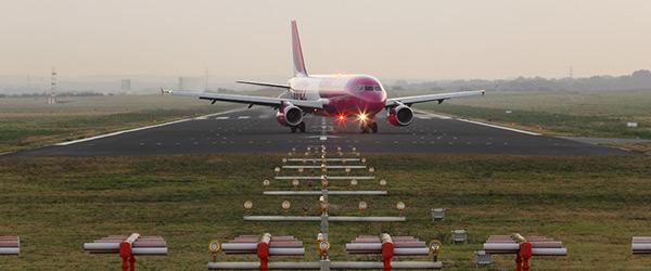 Maschine
rollt von der Start- und Landebahn