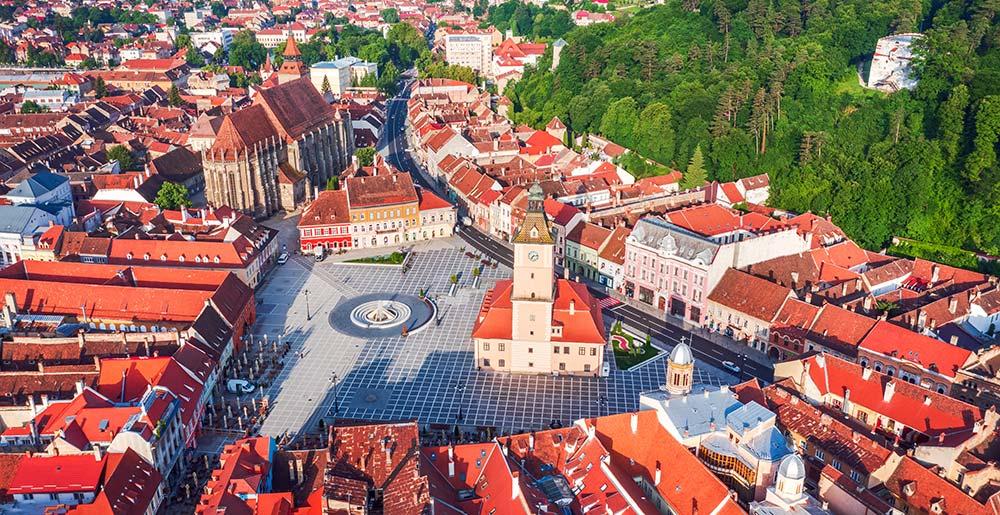 Mittelalterliche Innenstadt von Brasov in Rumänien mit Rathausplatz und Schwarzer Kirche
