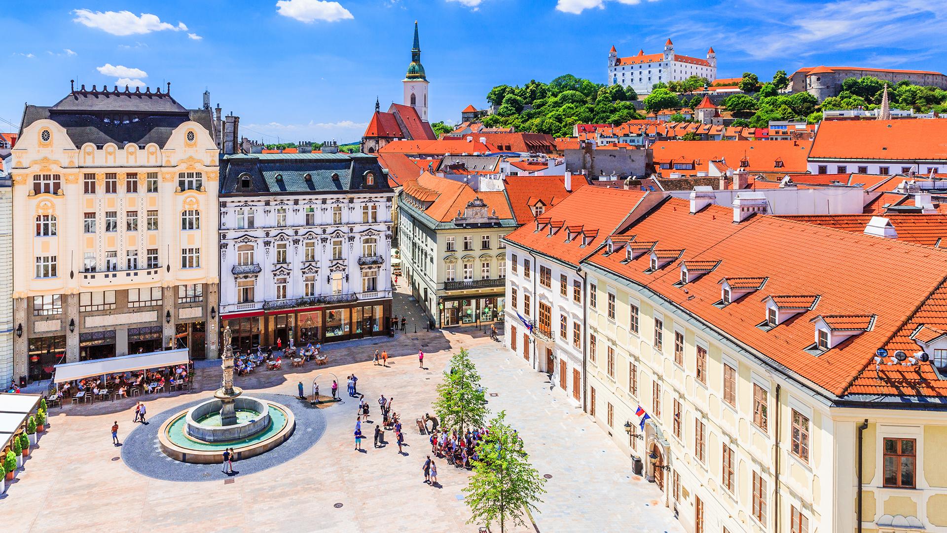 Aussicht auf die Burg von Bratislava, den Hauptplatz und die Kathedrale von St. Martin