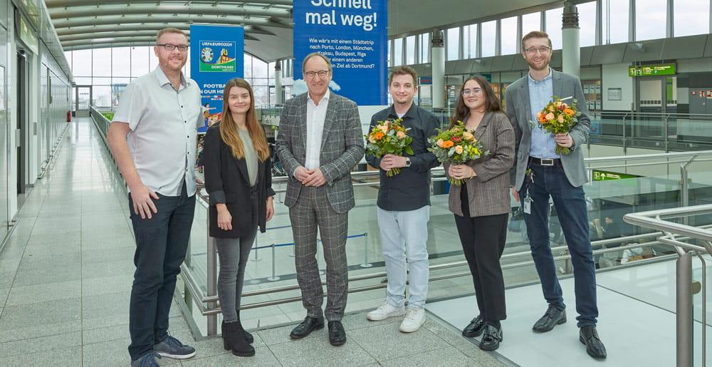 Beglückwünschung der Auszubildenden zur bestandenen Abschlussprüfung im Terminal des Dortmunder Flighafens