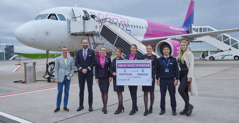 Begrüßung der Crew des Erstflugs von Dortmund nach Craiova auf dem Vorfeld des Dortmund Airport