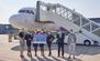 Guido Miletic, Leiter Airport Services und Marketing, und Flughafen-Pressesprecherin Davina Ungruhe begrüßte die Crew auf dem Vorfeld. (Foto: Hans Jürgen Landes / Dortmund Airport)