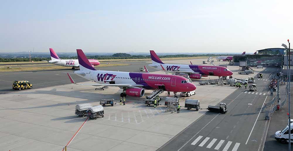 Mehrere Wizz Air-Maschinen auf dem Vorfeld des Dortmund Airport