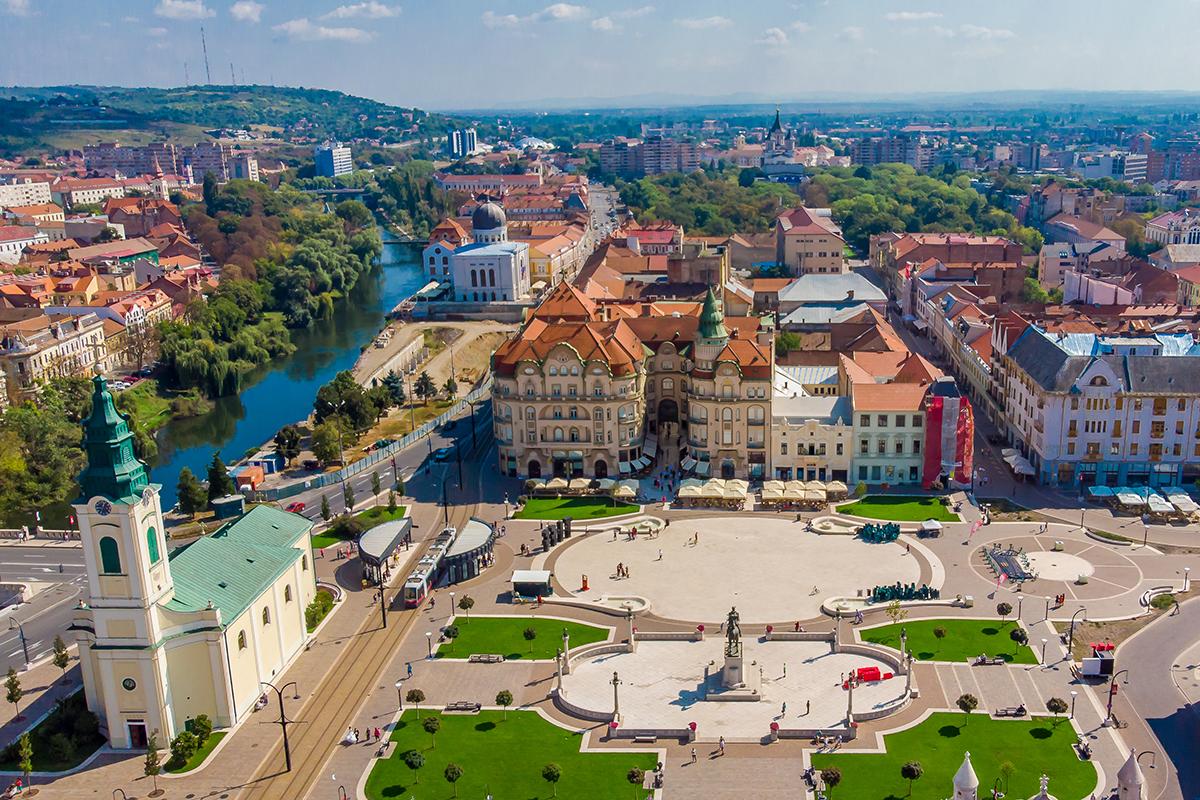 Der parkähnlich angelegt Uniiri Platz in Oradea, Rumänien