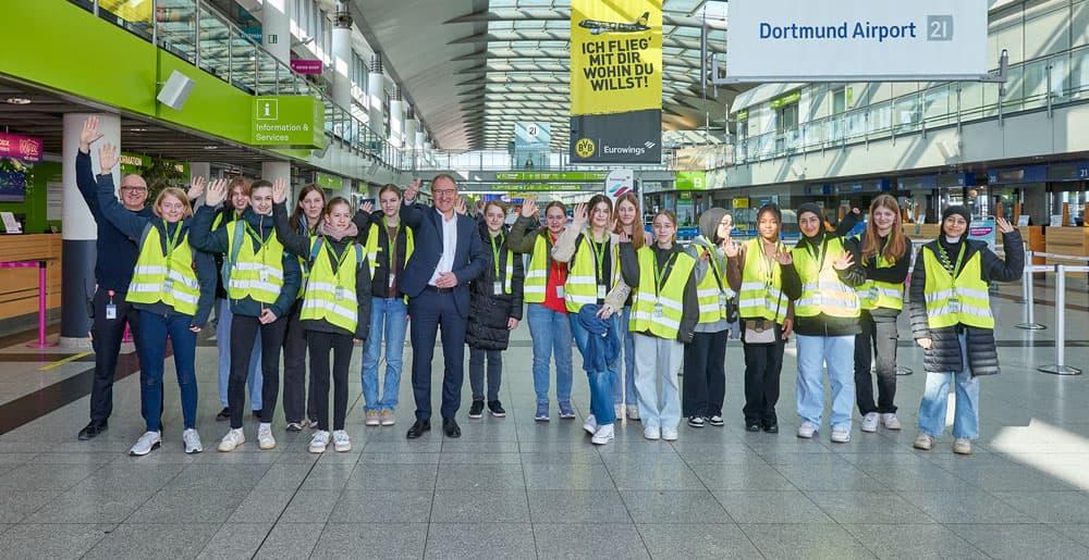 Flughafen Geschäftsführer Ludger van Bebber und Feuerwehr Wachkoordinator Uwe Radmacher begrüßen Schülerinnen am Girls' Day 2023 