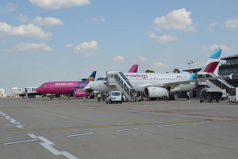 Flugzeuge von Ryanair, Wizz Air und Eurowings auf dem Vorfeld des Dortmund Airport