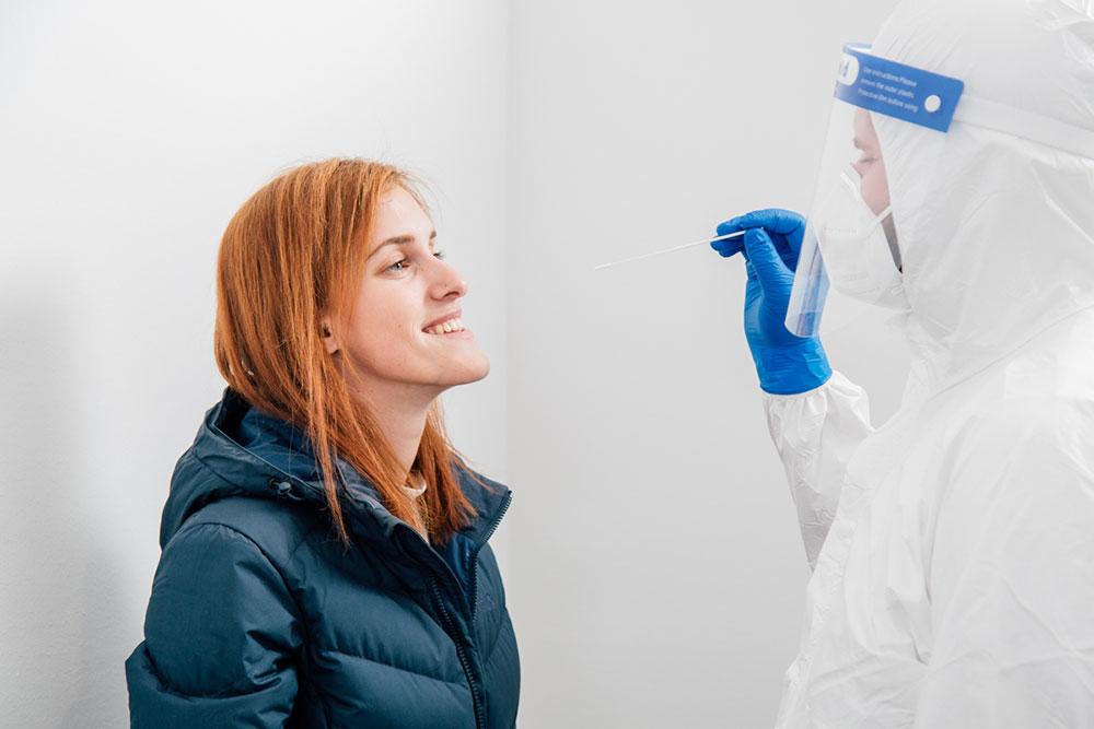 Frau bei einem Corona-Test des Anbieters Medicare