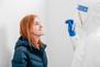 Frau bei einem Corona-Test des Anbieters Medicare