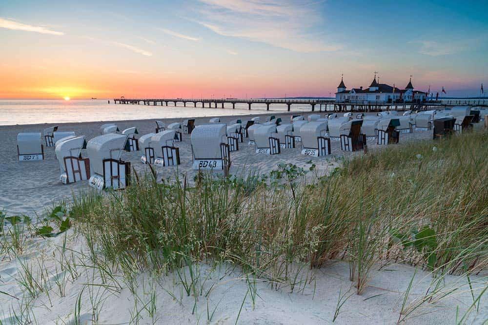Sonnenuntergang am Strand von Usedom - inklusive Blick auf Strandkörbe und Meeresbrücke.