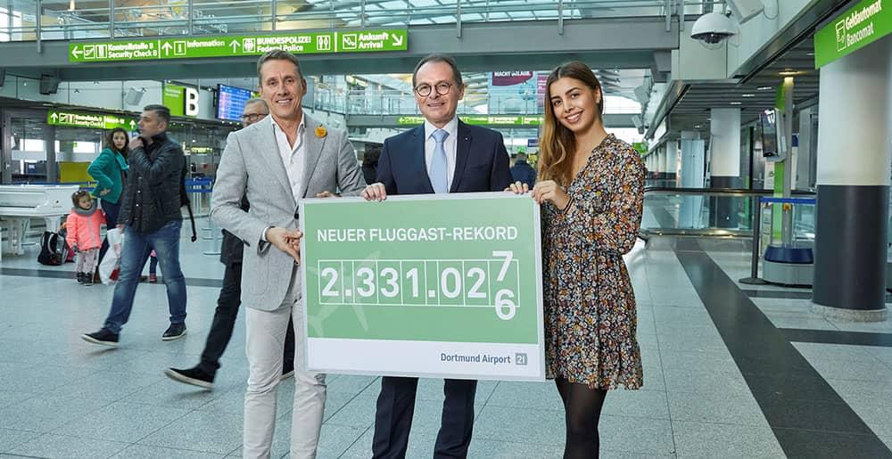 Passagierin Victoria Popp aus Berlin ist 2.331.027. am Dortmunder Flughafen