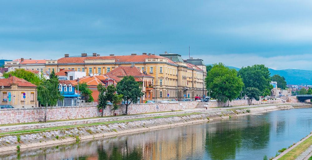 Das Flussufer der Nisava in der serbischen Stadt Niš