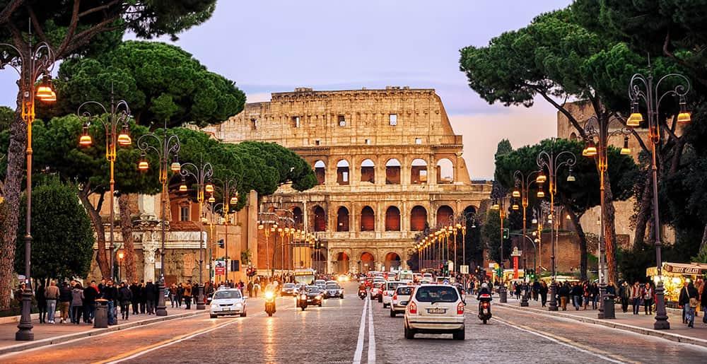 Verkehrsstraße vor dem Kolosseum, Rom, Italien