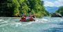 Gruppe beim Rafting auf einem Fluss bei Podgorica in Montenegro 