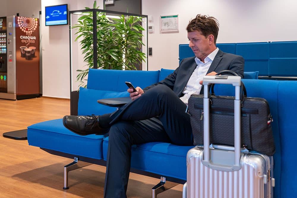 Passagier in der Lounge des General Aviation Terminal des Dortmunder Flughafe
