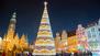 Beleuchteter Weihnachtsbaum und Weihnachtsmarkt auf dem Marktplatz (Rynek) in Breslau, Polen
