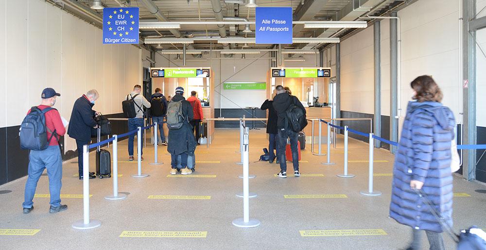 Die Bundespolizei am Flughafen Dortmund kontrolliert die Dokumente von einreisenden Passagiere an den Abstellpositionen 0-2.