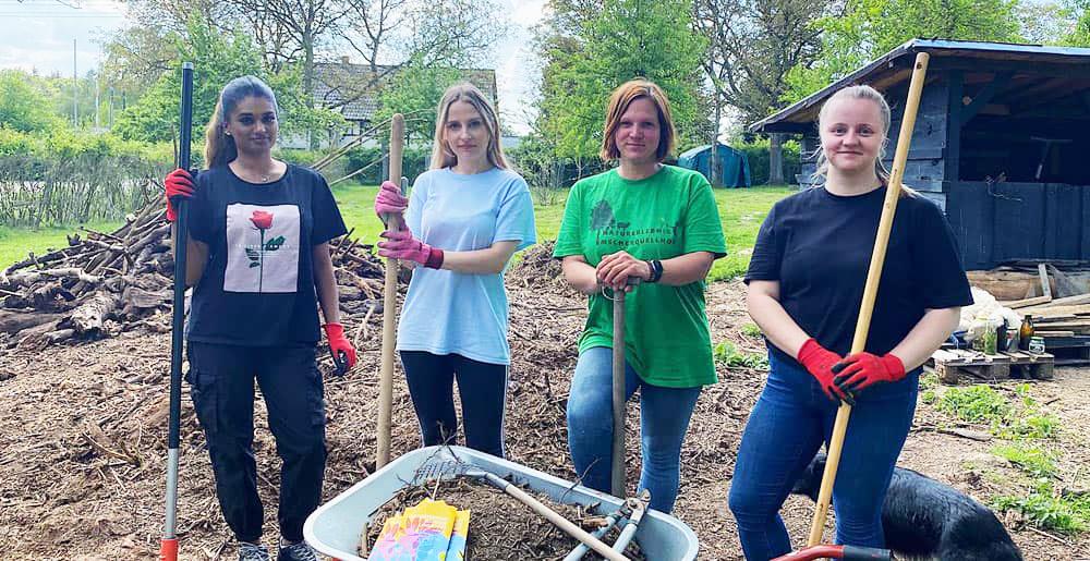 Die Auszubildenden des Dortmund Airport am Ökologischen Projekttag 2022 am Emscherquellhof Holzwickede.
