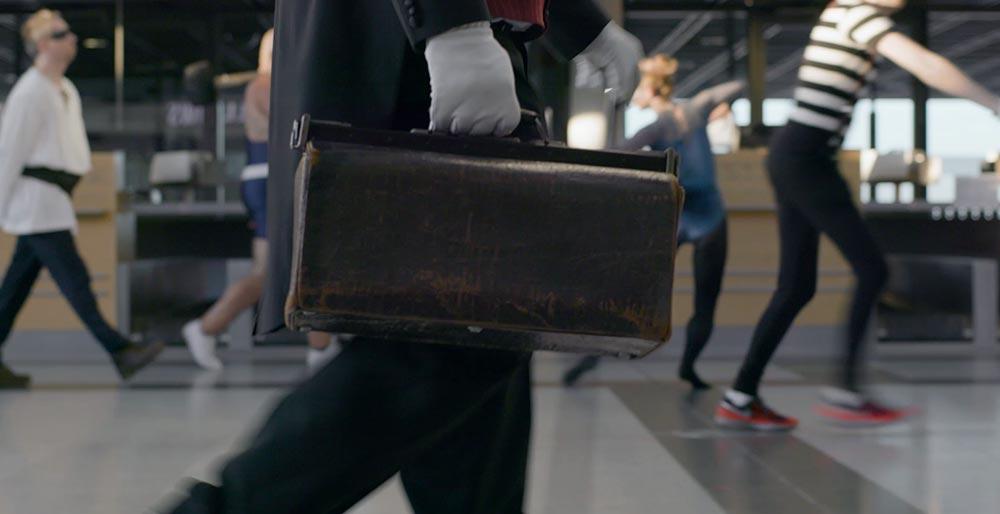 Mann mit Handgepäck