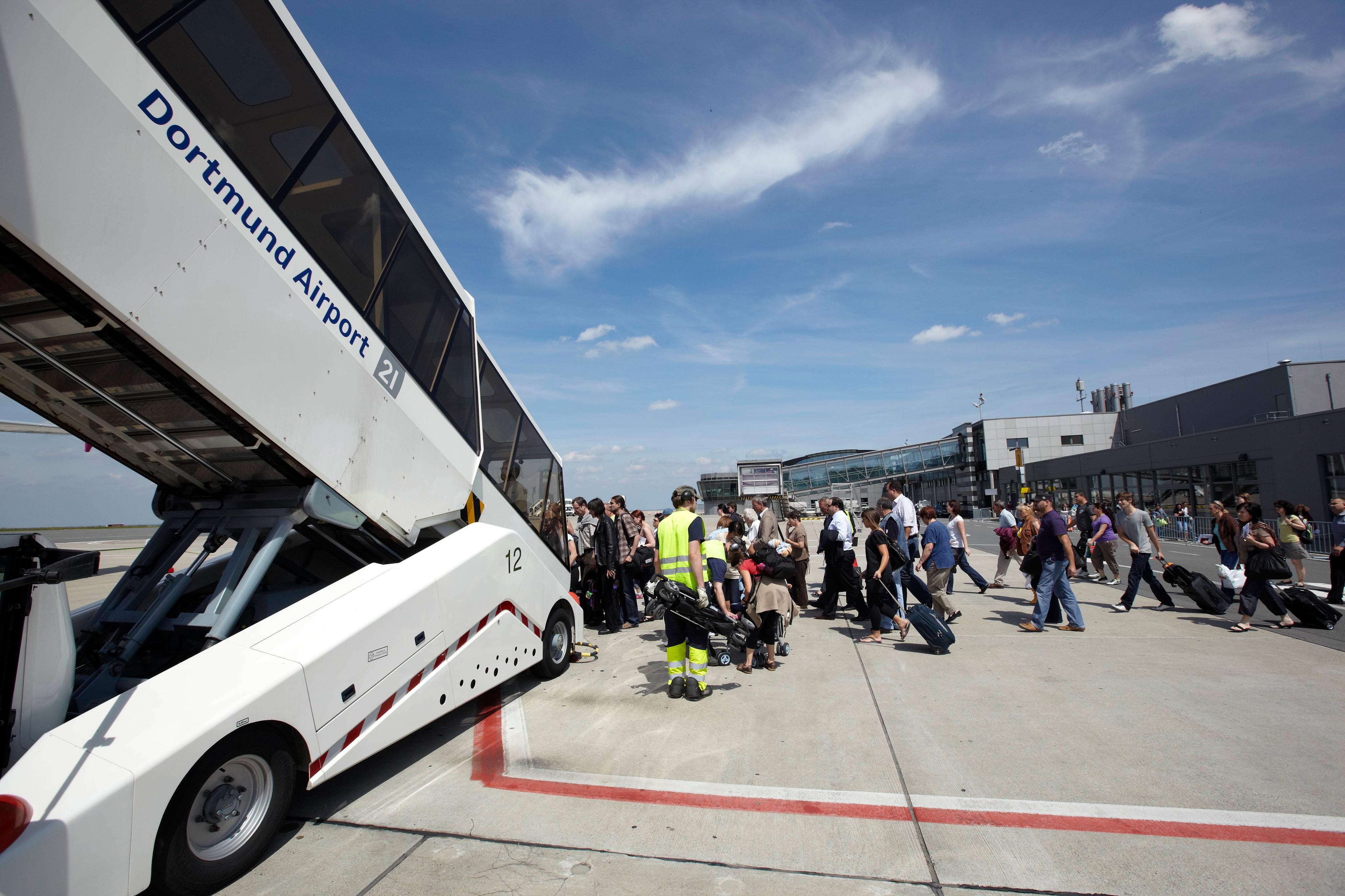 Passagiere
besteigen eine Maschine auf dem Vorfeld