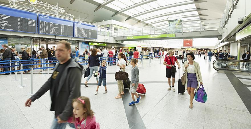  Passagiere in der
  Schalterhalle des Dortmund Airport

 





