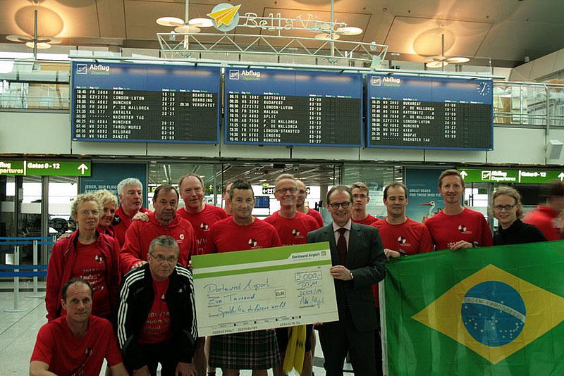 Benefizläufer im
Schottenrock am Dortmund Airport