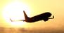 Startendes Flugzeug
vor Abendsonne