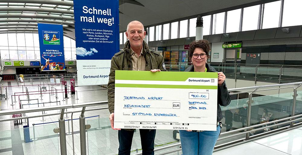 Spendenübergabe durch Bianka Mark vom Dortmund Airport an Bernd Krispin von der Stiftung Kinderglück